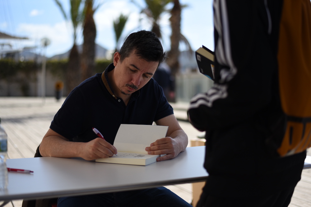 Daniel Hernández Chambers gana el premio Hache 2023 con Departamento de asuntos mágicos